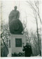 Торопов Артемий Демидович, Герой Советского Союза зажигает "Вечный огонь" у подножия памятника воинам, умершим от ран в госпиталях г. Глазова в годы войны